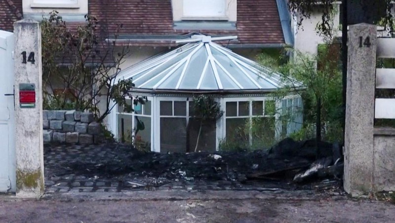 Kerusuhan saat protes kematian seorang remaja berusia 17 tahun yang dibunuh oleh seorang polisi Prancis saat di Nanterre, Paris, Prancis, Sabtu (1/7/2023). (REUTERS/Yves Herman)