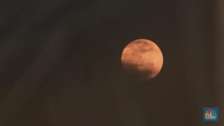 Multi exposure bulan Supermoon di langit Jakarta, Senin, (3/7). (CNBC Indonesia/Muhammad Sabki)