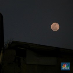 Bahaya Supermoon Awal Agustus 2023 Muncul dari Laut, Awas!