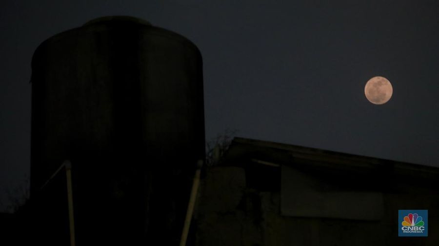 Multi exposure bulan Supermoon di langit Jakarta, Senin, (3/7). (CNBC Indonesia/Muhammad Sabki)