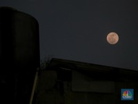 Bahaya Supermoon Awal Agustus 2023 Muncul dari Laut, Awas!