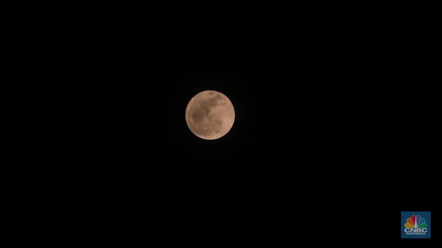 Multi exposure bulan Supermoon di langit Jakarta, Senin, (3/7). (CNBC Indonesia/Muhammad Sabki)
