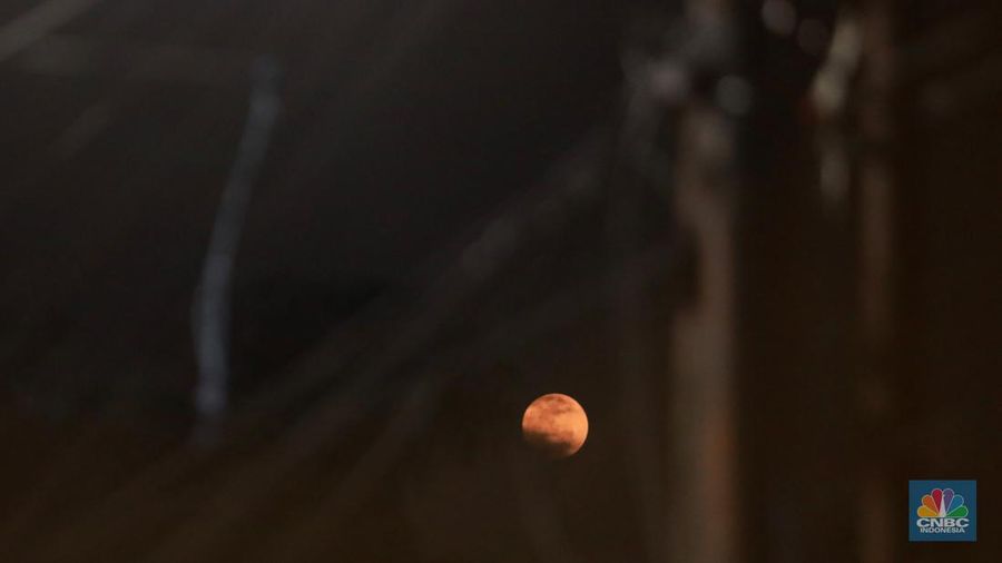 Multi exposure bulan Supermoon di langit Jakarta, Senin, (3/7). (CNBC Indonesia/Muhammad Sabki)