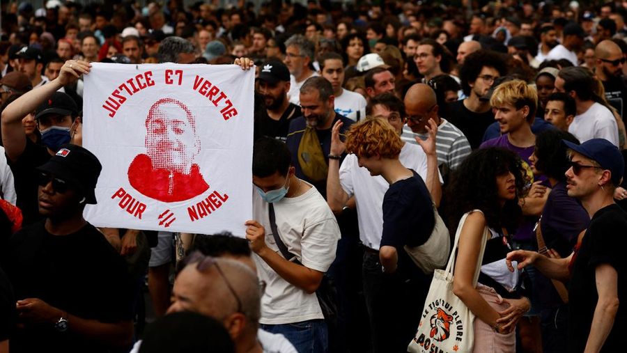 Kerusuhan saat protes kematian seorang remaja berusia 17 tahun yang dibunuh oleh seorang polisi Prancis saat di Nanterre, Paris, Prancis, Sabtu (1/7/2023). (REUTERS/Yves Herman)