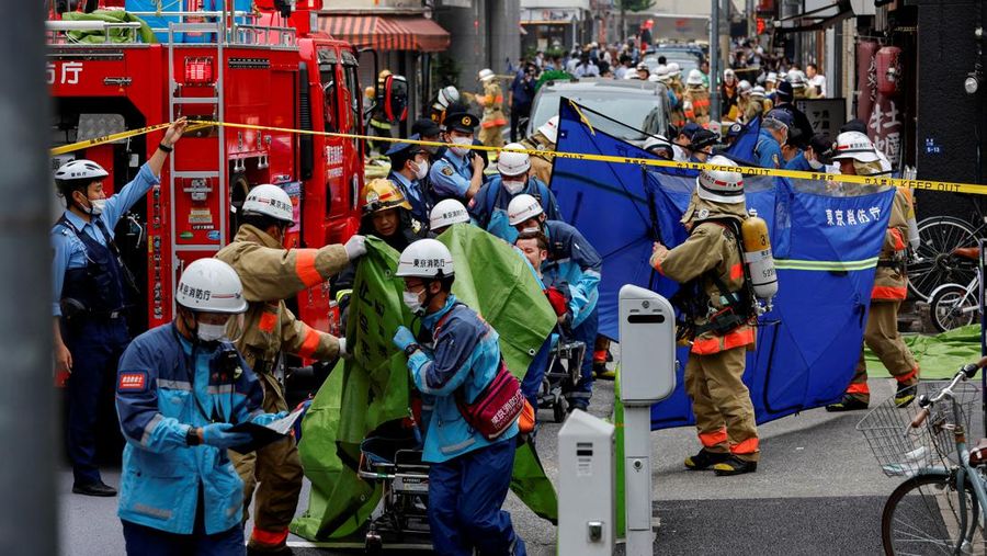 Api membumbung dari jendela menyusul ledakan di sebuah gedung di Tokyo, Jepang 3 Juli 2023 dalam tangkapan layar ini diperoleh dari sebuah video. (Video Obtained by REUTERS)