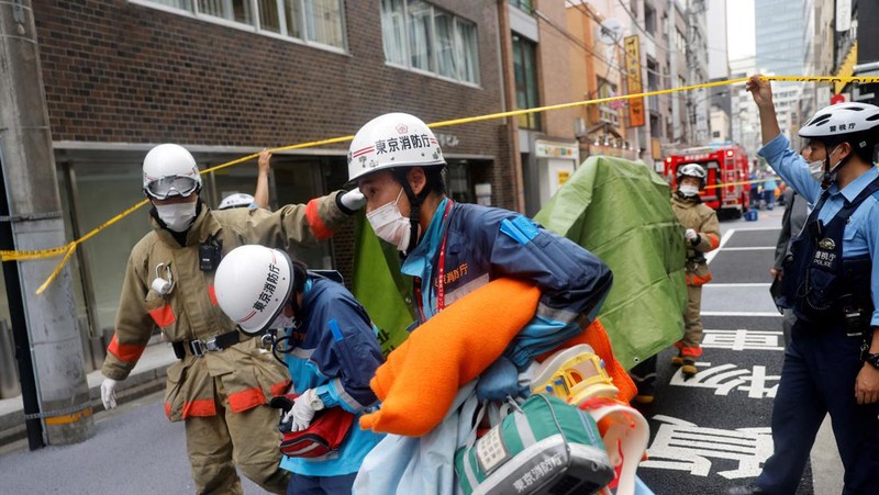 Api membumbung dari jendela menyusul ledakan di sebuah gedung di Tokyo, Jepang 3 Juli 2023 dalam tangkapan layar ini diperoleh dari sebuah video. (Video Obtained by REUTERS)