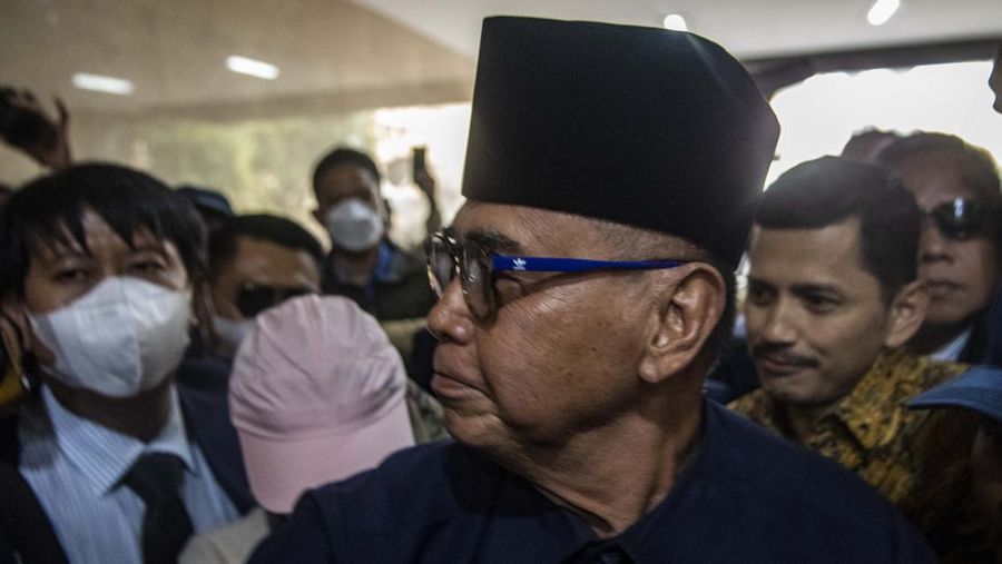Pimpinan Pondok Pesantren Al Zaytun Panji Gumilang (tengah) berjalan saat akan menjalani pemeriksaan di Bareskrim Mabes Polri, Jakarta, Senin (3/7/2023). Panji Gumilang menjalani pemeriksaan sebagai terlapor terkait penistaan agama. ANTARA FOTO/Muhammad Adimaja/nz