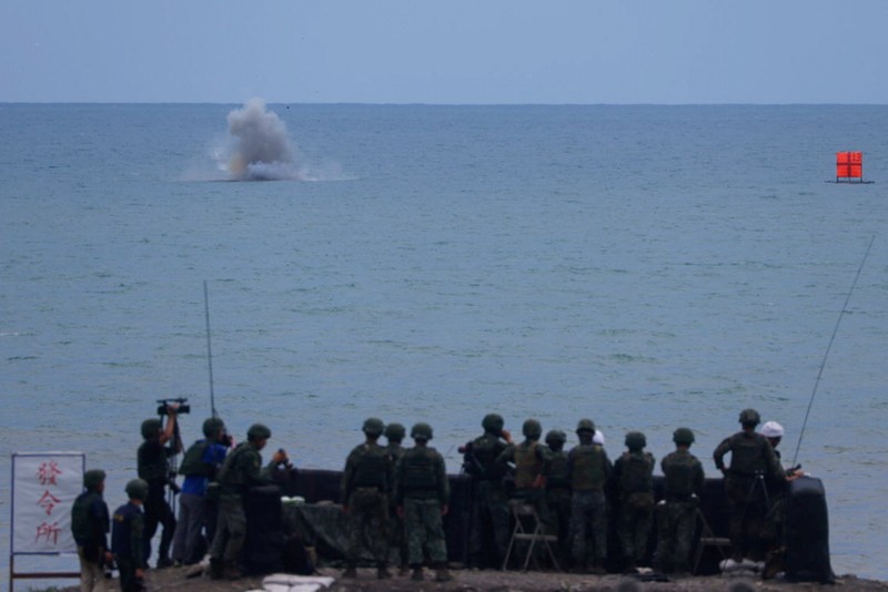 Seorang tentara meluncurkan rudal TOW 2A buatan AS selama latihan kebakaran langsung di Pingtung, Taiwan 3 Juli 2023. Seorang tentara meluncurkan rudal TOW 2A buatan AS selama latihan kebakaran langsung di Pingtung, Taiwan 3 Juli 2023. (REUTERS/Ann Wang)