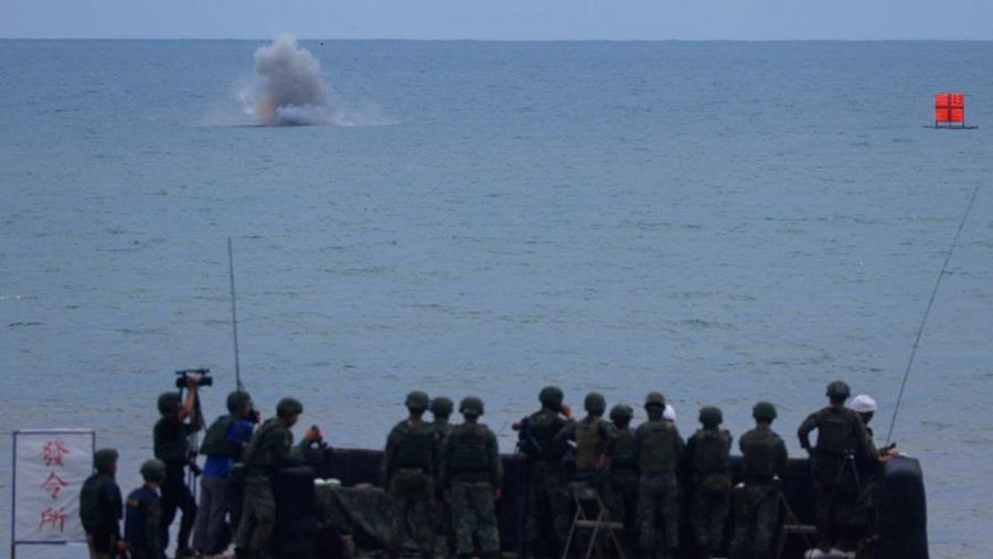 Para pejabat militer mengamati latihan menembak target dengan rudal TOW 2A buatan AS di Pingtung, Taiwan 3 Juli 2023. (REUTERS/Ann Wang)