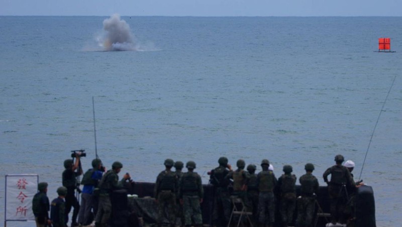 Seorang tentara meluncurkan rudal TOW 2A buatan AS selama latihan kebakaran langsung di Pingtung, Taiwan 3 Juli 2023. (REUTERS/Ann Wang)