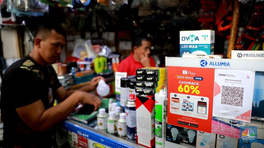 Pembeli melakukan transkasi pembayaran qris di Pasar Santa, Jakarta, Senin, (3/7). Pembeli melakukan transkasi pembayaran qris di Pasar Santa, Jakarta, Senin, (3/7). (CNBC Indonesia/Muhammad Sabki)