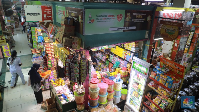 Pembeli melakukan transkasi pembayaran qris di Pasar Santa, Jakarta, Senin, (3/7). (CNBC Indonesia/Muhammad Sabki)