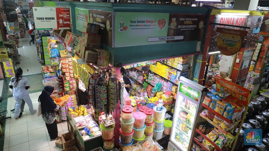 Pembeli melakukan transkasi pembayaran qris di Pasar Santa, Jakarta, Senin, (3/7). (CNBC Indonesia/Muhammad Sabki)