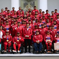 Top! Jokowi Beri Bonus Rp320,5 M untuk Atlet ASEAN Para Games