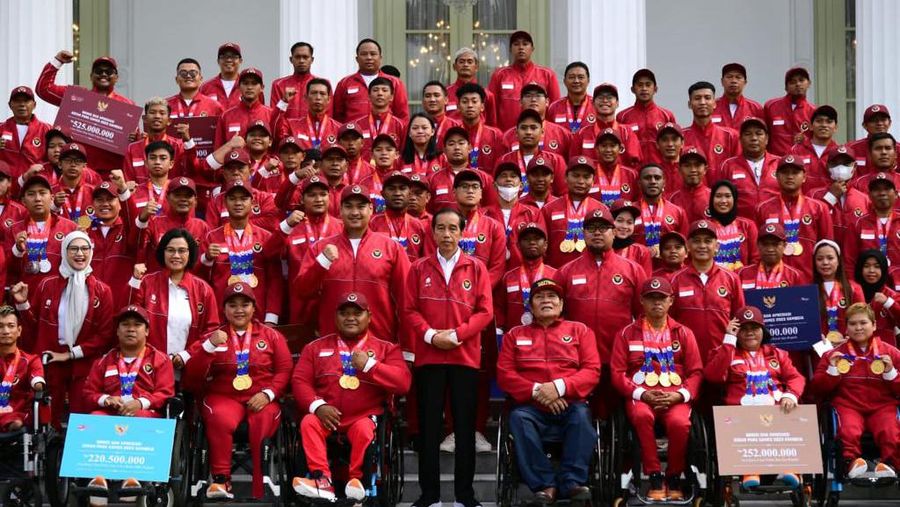 Presiden Joko Widodo saat memberikan penghargaan dan apresiasi kepada para atlet Indonesia yang berprestasi di ajang ASEAN Paragames 2023. (Twitter @jokowi)