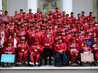 Top! Jokowi Beri Bonus Rp320,5 M untuk Atlet ASEAN Para Games