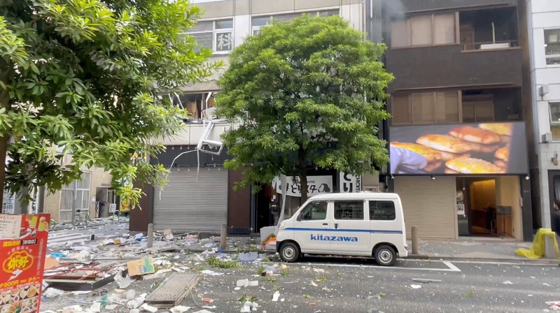 Api membumbung dari jendela menyusul ledakan di sebuah gedung di Tokyo, Jepang 3 Juli 2023 dalam tangkapan layar ini diperoleh dari sebuah video. Api membumbung dari jendela menyusul ledakan di sebuah gedung di Tokyo, Jepang 3 Juli 2023 dalam tangkapan layar ini diperoleh dari sebuah video. (Video Obtained by REUTERS)