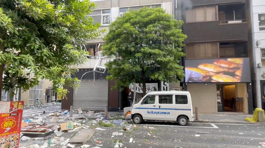 Puing-puing berserakan di tanah menyusul ledakan di sebuah gedung di Tokyo, Jepang 3 Juli 2023 dalam tangkapan layar ini diperoleh dari sebuah video. (Video Obtained by REUTERS)