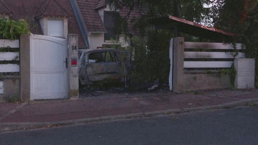 Kerusuhan saat protes kematian seorang remaja berusia 17 tahun yang dibunuh oleh seorang polisi Prancis saat di Nanterre, Paris, Prancis, Sabtu (1/7/2023). (REUTERS/Yves Herman)
