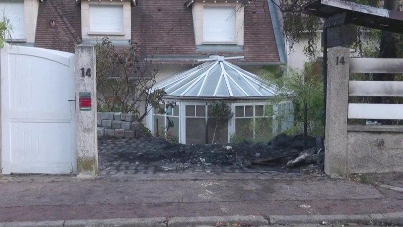 Rumah pejabat Prancis dijarah dan dibakar oleh anarkis pada Minggu (2/7/2023) selama kerusuhan. (via REUTERS/BFMTV)