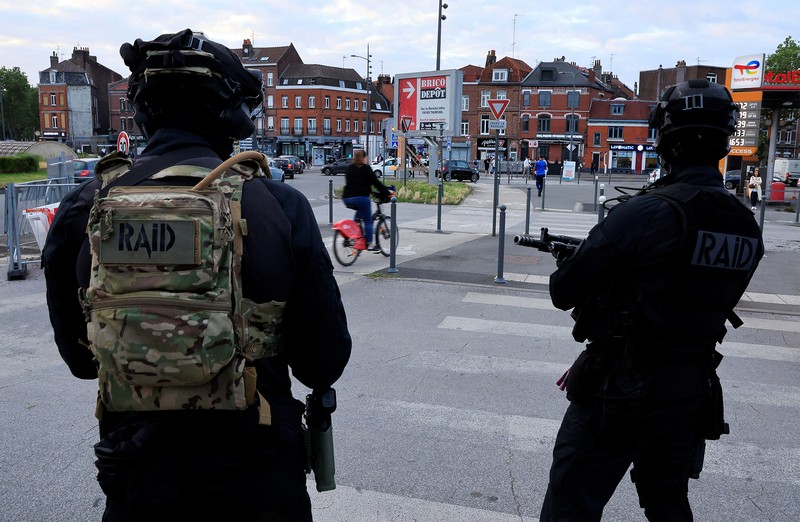 Kerusuhan saat protes kematian seorang remaja berusia 17 tahun yang dibunuh oleh seorang polisi Prancis saat di Nanterre, Paris, Prancis, Sabtu (1/7/2023). Kerusuhan saat protes kematian seorang remaja berusia 17 tahun yang dibunuh oleh seorang polisi Prancis saat di Nanterre, Paris, Prancis, Sabtu (1/7/2023). (REUTERS/Yves Herman)