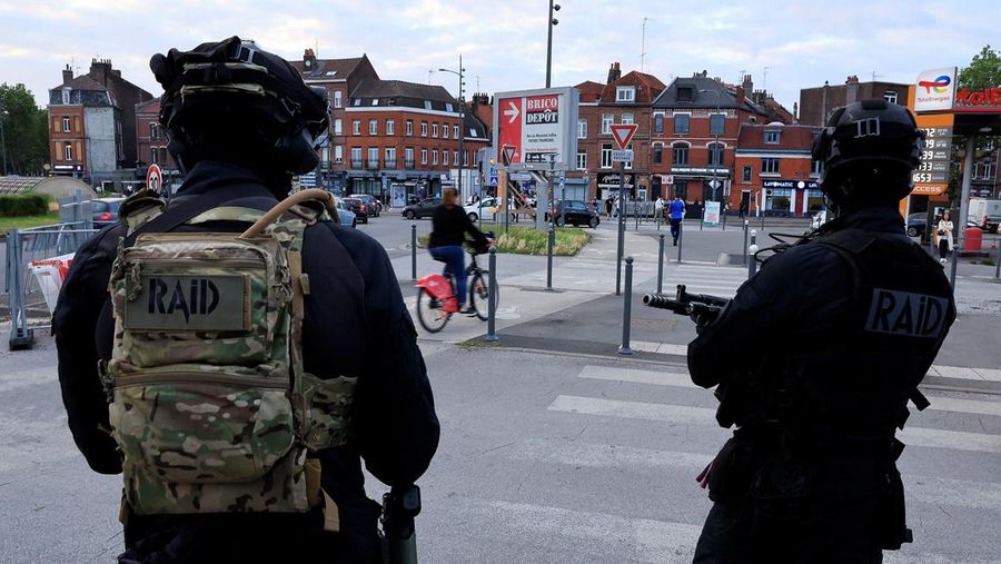 Kerusuhan saat protes kematian seorang remaja berusia 17 tahun yang dibunuh oleh seorang polisi Prancis saat di Nanterre, Paris, Prancis, Sabtu (1/7/2023). (REUTERS/Yves Herman)