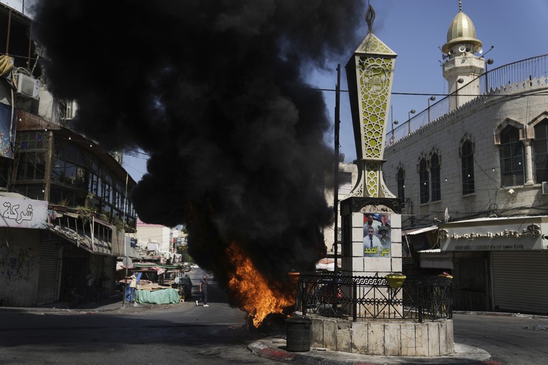 Asap mengepul selama serangan militer Israel ke kubu militan Jenin di Tepi Barat yang diduduki, Senin, 3 Juli 2023. Pejabat kesehatan Palestina mengatakan setidaknya tiga warga Palestina tewas dalam serangan itu. Asap mengepul selama serangan militer Israel ke kubu militan Jenin di Tepi Barat yang diduduki, Senin, 3 Juli 2023. Pejabat kesehatan Palestina mengatakan setidaknya tiga warga Palestina tewas dalam serangan itu. (AP Photo/Majdi Mohammed)