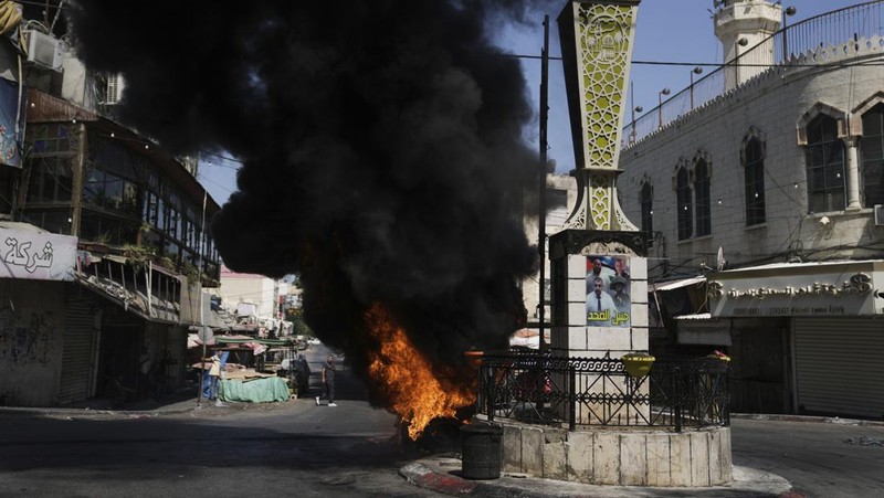 Asap mengepul selama serangan militer Israel ke kubu militan Jenin di Tepi Barat yang diduduki, Senin, 3 Juli 2023. Pejabat kesehatan Palestina mengatakan setidaknya tiga warga Palestina tewas dalam serangan itu. (AP Photo/Majdi Mohammed)