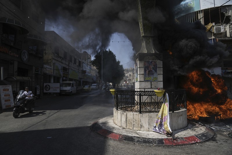 Asap mengepul selama serangan militer Israel ke kubu militan Jenin di Tepi Barat yang diduduki, Senin, 3 Juli 2023. Pejabat kesehatan Palestina mengatakan setidaknya tiga warga Palestina tewas dalam serangan itu. Asap mengepul selama serangan militer Israel ke kubu militan Jenin di Tepi Barat yang diduduki, Senin, 3 Juli 2023. Pejabat kesehatan Palestina mengatakan setidaknya tiga warga Palestina tewas dalam serangan itu. (AP Photo/Majdi Mohammed)
