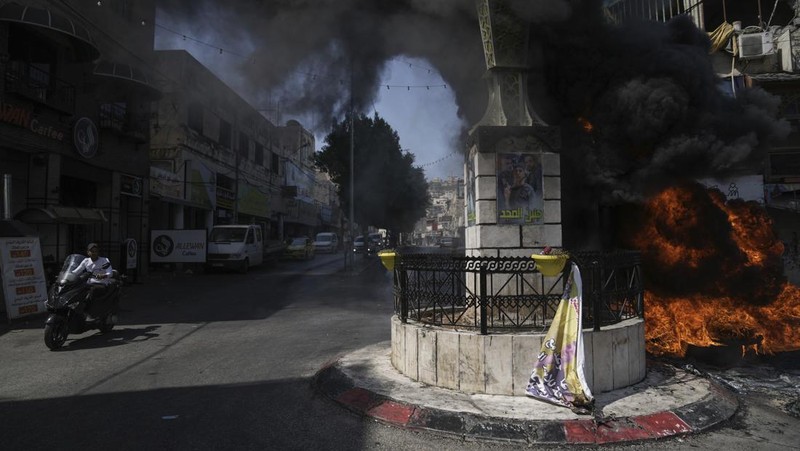 Asap mengepul selama serangan militer Israel ke kubu militan Jenin di Tepi Barat yang diduduki, Senin, 3 Juli 2023. Pejabat kesehatan Palestina mengatakan setidaknya tiga warga Palestina tewas dalam serangan itu. (AP Photo/Majdi Mohammed)