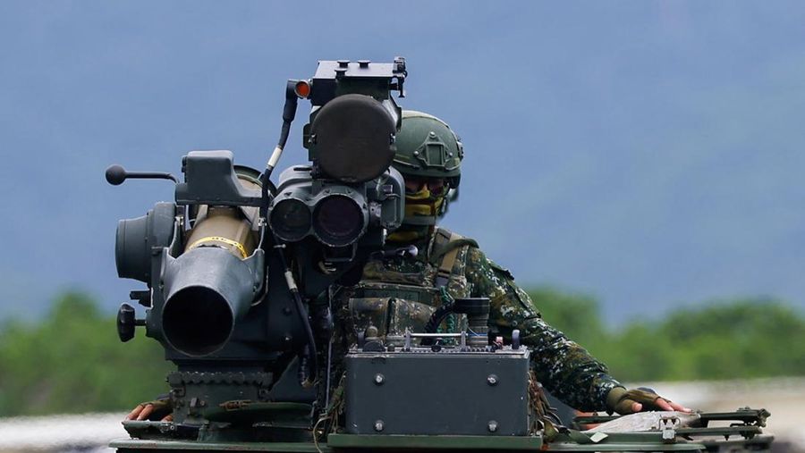 Sebuah kendaraan militer yang dilengkapi dengan rudal TOW 2A buatan AS dapat dilihat selama latihan kebakaran langsung di Pingtung, Taiwan 3 Juli 2023. (REUTERS/Ann Wang)