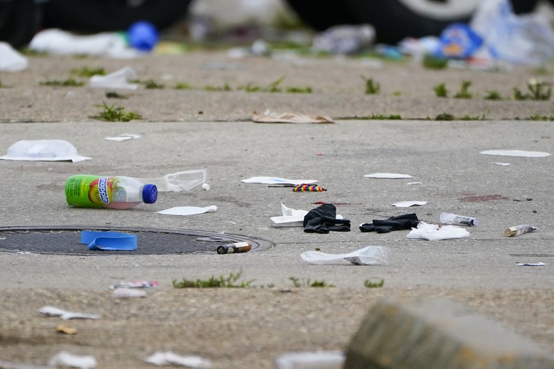 Dalam foto yang dirilis oleh Departemen Kepolisian Baltimore ini, polisi menutup TKP penembakan massal di Distrik Selatan Baltimore, Maryland, Minggu dini hari, 2 Juli 2023. Polisi mengatakan sejumlah orang tewas dan puluhan lainnya luka-luka dalam Insiden penembakan massal yang terjadi saat pesta blok perumahan tepat tengah malam berlangsung. Dalam foto yang dirilis oleh Departemen Kepolisian Baltimore ini, polisi menutup TKP penembakan massal di Distrik Selatan Baltimore, Maryland, Minggu dini hari, 2 Juli 2023. Polisi mengatakan sejumlah orang tewas dan puluhan lainnya luka-luka dalam Insiden penembakan massal yang terjadi saat pesta blok perumahan tepat tengah malam berlangsung. (Baltimore Police Department via AP)