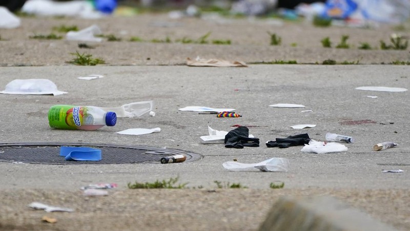 Dalam foto yang dirilis oleh Departemen Kepolisian Baltimore ini, polisi menutup TKP penembakan massal di Distrik Selatan Baltimore, Maryland, Minggu dini hari, 2 Juli 2023. Polisi mengatakan sejumlah orang tewas dan puluhan lainnya luka-luka dalam Insiden penembakan massal yang terjadi saat pesta blok perumahan tepat tengah malam berlangsung. (Baltimore Police Department via AP)