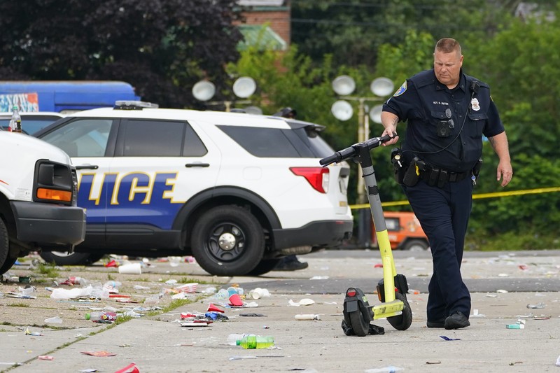 Dalam foto yang dirilis oleh Departemen Kepolisian Baltimore ini, polisi menutup TKP penembakan massal di Distrik Selatan Baltimore, Maryland, Minggu dini hari, 2 Juli 2023. Polisi mengatakan sejumlah orang tewas dan puluhan lainnya luka-luka dalam Insiden penembakan massal yang terjadi saat pesta blok perumahan tepat tengah malam berlangsung. Dalam foto yang dirilis oleh Departemen Kepolisian Baltimore ini, polisi menutup TKP penembakan massal di Distrik Selatan Baltimore, Maryland, Minggu dini hari, 2 Juli 2023. Polisi mengatakan sejumlah orang tewas dan puluhan lainnya luka-luka dalam Insiden penembakan massal yang terjadi saat pesta blok perumahan tepat tengah malam berlangsung. (Baltimore Police Department via AP)