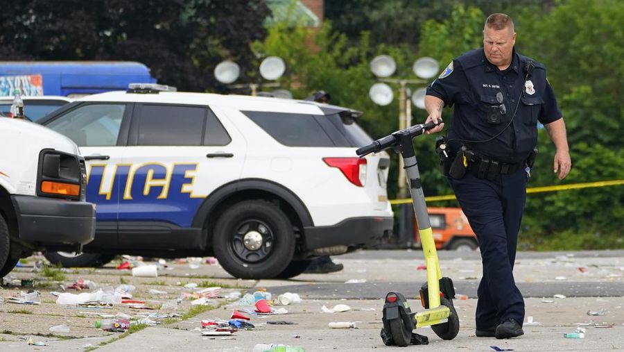 Dalam foto yang dirilis oleh Departemen Kepolisian Baltimore ini, polisi menutup TKP penembakan massal di Distrik Selatan Baltimore, Maryland, Minggu dini hari, 2 Juli 2023. Polisi mengatakan sejumlah orang tewas dan puluhan lainnya luka-luka dalam Insiden penembakan massal yang terjadi saat pesta blok perumahan tepat tengah malam berlangsung. (Baltimore Police Department via AP)