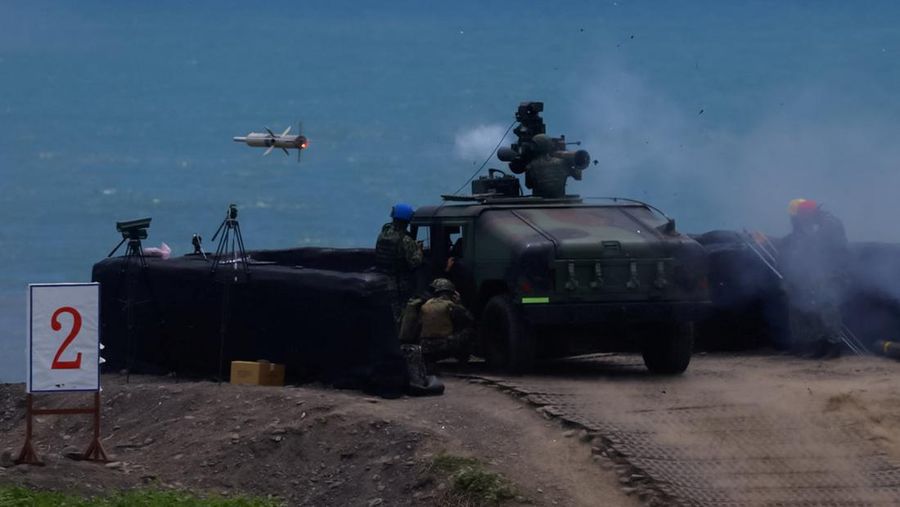 Seorang tentara meluncurkan rudal TOW 2A buatan AS selama latihan kebakaran langsung di Pingtung, Taiwan 3 Juli 2023. (REUTERS/Ann Wang)