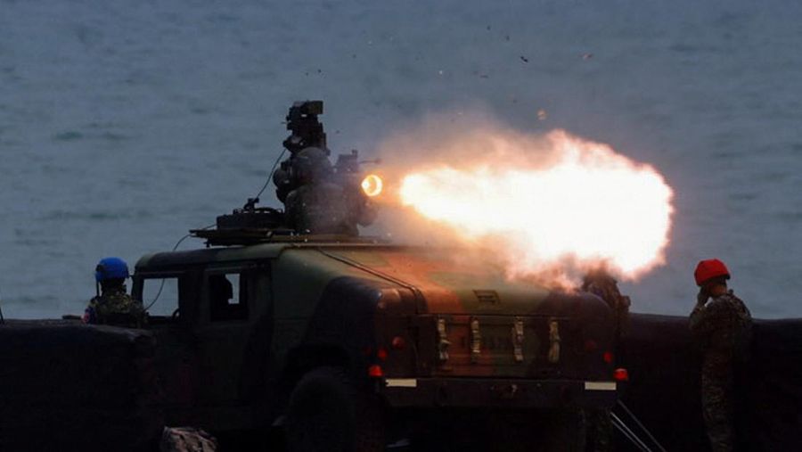 Seorang tentara meluncurkan rudal TOW 2A buatan AS selama latihan kebakaran langsung di Pingtung, Taiwan 3 Juli 2023. (REUTERS/Ann Wang)