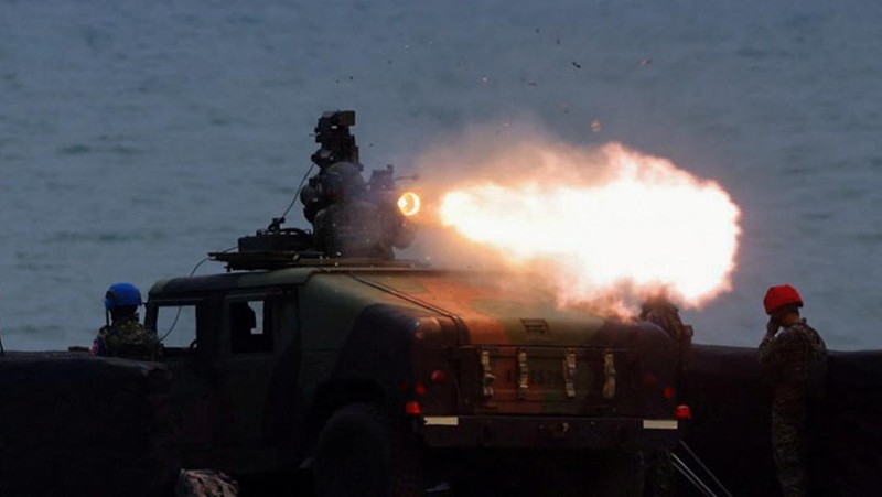 Seorang tentara meluncurkan rudal TOW 2A buatan AS selama latihan kebakaran langsung di Pingtung, Taiwan 3 Juli 2023. (REUTERS/Ann Wang)