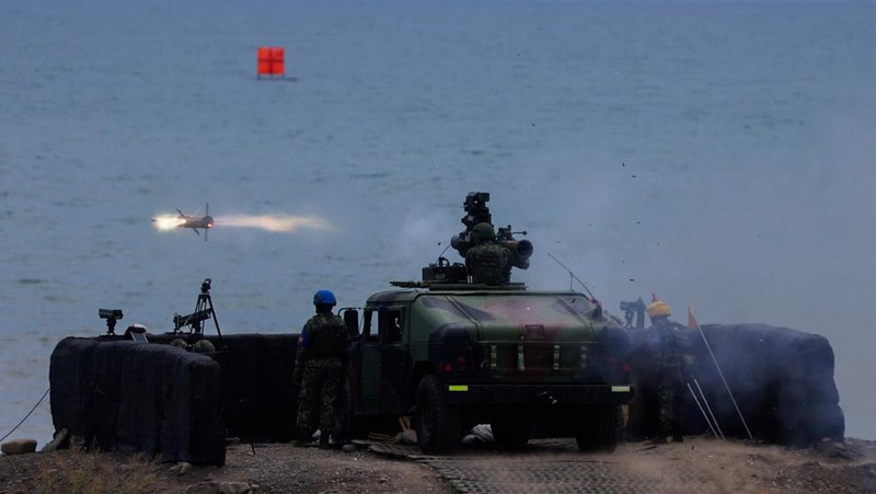 Seorang tentara meluncurkan rudal TOW 2A buatan AS selama latihan kebakaran langsung di Pingtung, Taiwan 3 Juli 2023. (REUTERS/Ann Wang)