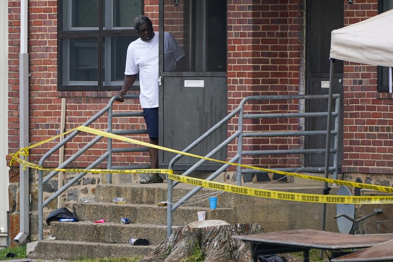 Dalam foto yang dirilis oleh Departemen Kepolisian Baltimore ini, polisi menutup TKP penembakan massal di Distrik Selatan Baltimore, Maryland, Minggu dini hari, 2 Juli 2023. Polisi mengatakan sejumlah orang tewas dan puluhan lainnya luka-luka dalam Insiden penembakan massal yang terjadi saat pesta blok perumahan tepat tengah malam berlangsung. Dalam foto yang dirilis oleh Departemen Kepolisian Baltimore ini, polisi menutup TKP penembakan massal di Distrik Selatan Baltimore, Maryland, Minggu dini hari, 2 Juli 2023. Polisi mengatakan sejumlah orang tewas dan puluhan lainnya luka-luka dalam Insiden penembakan massal yang terjadi saat pesta blok perumahan tepat tengah malam berlangsung. (Baltimore Police Department via AP)