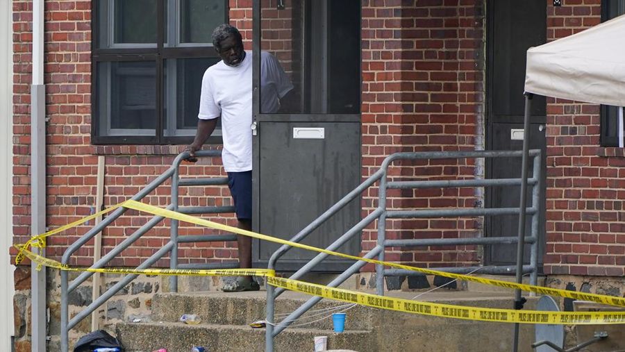 Dalam foto yang dirilis oleh Departemen Kepolisian Baltimore ini, polisi menutup TKP penembakan massal di Distrik Selatan Baltimore, Maryland, Minggu dini hari, 2 Juli 2023. Polisi mengatakan sejumlah orang tewas dan puluhan lainnya luka-luka dalam Insiden penembakan massal yang terjadi saat pesta blok perumahan tepat tengah malam berlangsung. (Baltimore Police Department via AP)