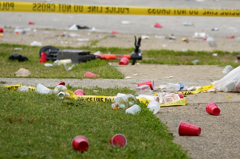 Dalam foto yang dirilis oleh Departemen Kepolisian Baltimore ini, polisi menutup TKP penembakan massal di Distrik Selatan Baltimore, Maryland, Minggu dini hari, 2 Juli 2023. Polisi mengatakan sejumlah orang tewas dan puluhan lainnya luka-luka dalam Insiden penembakan massal yang terjadi saat pesta blok perumahan tepat tengah malam berlangsung. Dalam foto yang dirilis oleh Departemen Kepolisian Baltimore ini, polisi menutup TKP penembakan massal di Distrik Selatan Baltimore, Maryland, Minggu dini hari, 2 Juli 2023. Polisi mengatakan sejumlah orang tewas dan puluhan lainnya luka-luka dalam Insiden penembakan massal yang terjadi saat pesta blok perumahan tepat tengah malam berlangsung. (Baltimore Police Department via AP)