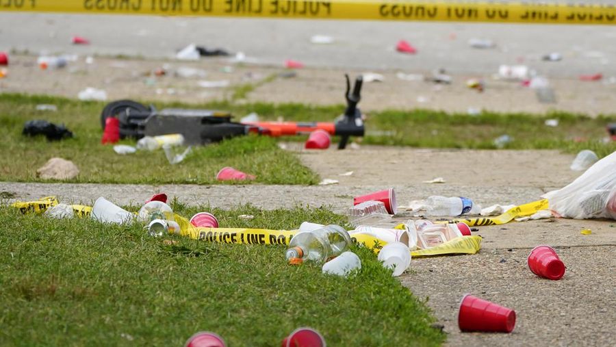 Sisa barang pesta terlihat berserakan di TKP penembakan massal di Distrik Selatan Baltimore, Minggu, 2 Juli 2023. Polisi mengatakan Dua orang tewas dan puluhan lainnya luka-luka dalam insiden yang terjadi saat pesta blok perumahan berlangsung setelah tengah malam. (AP Photo/Julio Cortez)