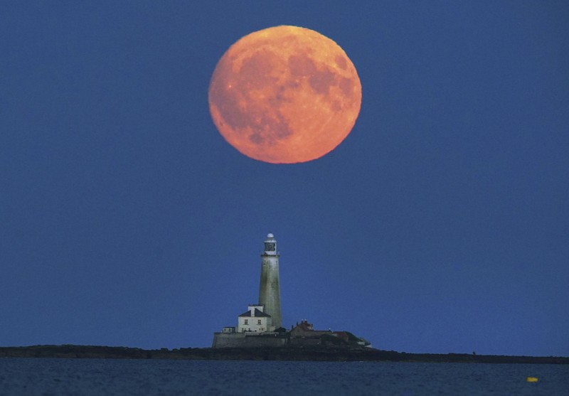 Multi exposure bulan Supermoon di langit Jakarta, Senin, (3/7). (CNBC Indonesia/Muhammad Sabki)