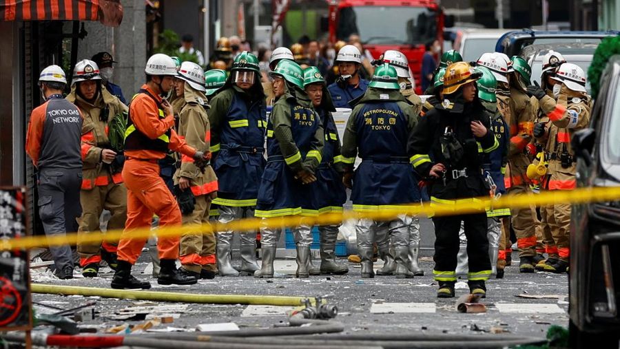 Api membumbung dari jendela menyusul ledakan di sebuah gedung di Tokyo, Jepang 3 Juli 2023 dalam tangkapan layar ini diperoleh dari sebuah video. (Video Obtained by REUTERS)