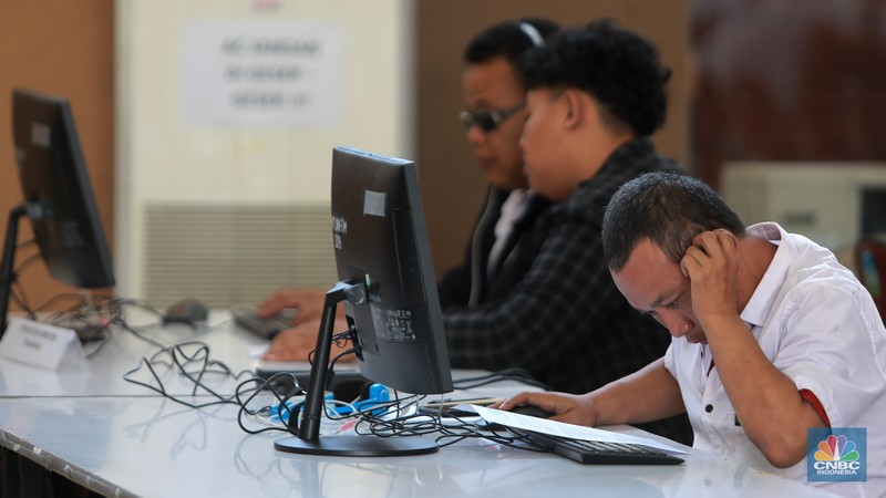 Calon peserta mengikuti tes seleksi pelatihan kejuruan operator komputer yang diperuntukan khusus bagi penyandang disabilitas di Pelatihan PPKD Jakarta Timur, Selasa (4/7). Calon peserta mengikuti tes seleksi pelatihan kejuruan operator komputer yang diperuntukan khusus bagi penyandang disabilitas di Pelatihan PPKD Jakarta Timur, Selasa (4/7). (CNBC Indonesia/Muhammad Sabki)