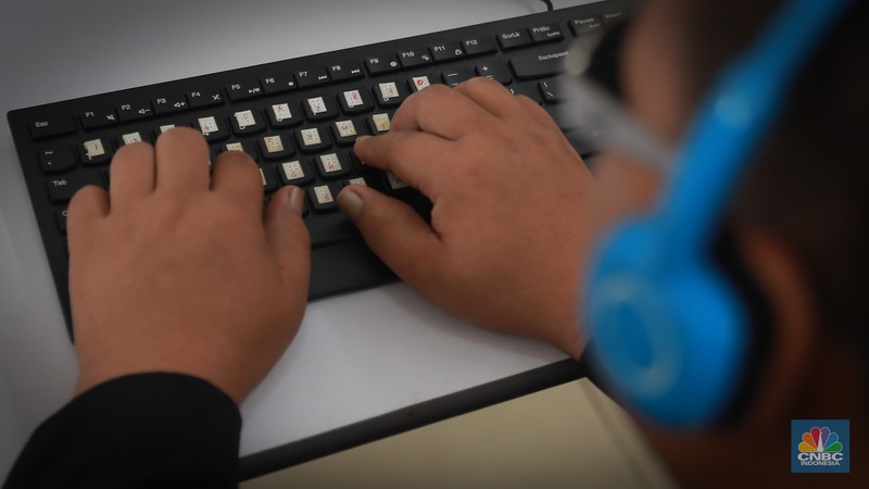 Calon peserta mengikuti tes seleksi pelatihan kejuruan operator komputer yang diperuntukan khusus bagi penyandang disabilitas di Pelatihan PPKD Jakarta Timur, Selasa (4/7). Calon peserta mengikuti tes seleksi pelatihan kejuruan operator komputer yang diperuntukan khusus bagi penyandang disabilitas di Pelatihan PPKD Jakarta Timur, Selasa (4/7). (CNBC Indonesia/Muhammad Sabki)