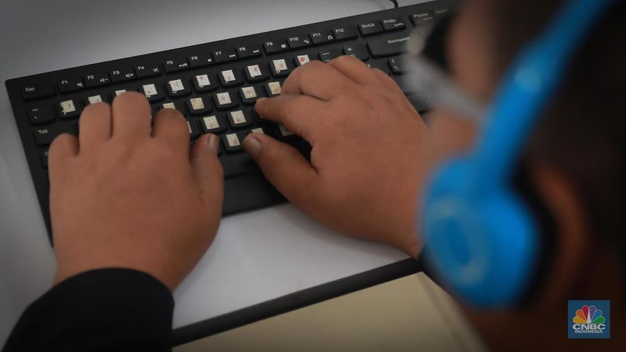 Calon peserta mengikuti tes seleksi pelatihan kejuruan operator komputer yang diperuntukan khusus bagi penyandang disabilitas di Pelatihan PPKD Jakarta Timur, Selasa (4/7). (CNBC Indonesia/Muhammad Sabki)