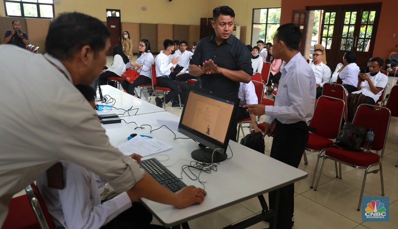 Calon peserta mengikuti tes seleksi pelatihan kejuruan operator komputer yang diperuntukan khusus bagi penyandang disabilitas di Pelatihan PPKD Jakarta Timur, Selasa (4/7). Calon peserta mengikuti tes seleksi pelatihan kejuruan operator komputer yang diperuntukan khusus bagi penyandang disabilitas di Pelatihan PPKD Jakarta Timur, Selasa (4/7). (CNBC Indonesia/Muhammad Sabki)