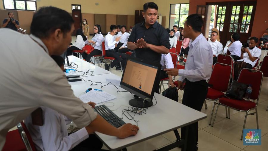 Calon peserta mengikuti tes seleksi pelatihan kejuruan operator komputer yang diperuntukan khusus bagi penyandang disabilitas di Pelatihan PPKD Jakarta Timur, Selasa (4/7). (CNBC Indonesia/Muhammad Sabki)